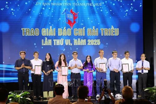 Nhóm phóng viên TTXVN nhận 4 Giải báo chí Hải Triều lần thứ VI