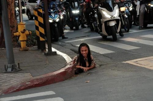 Bức ảnh khiến cả Philippines bị sốc: 'Người chui cống' giữa trung tâm tài chính sầm uất