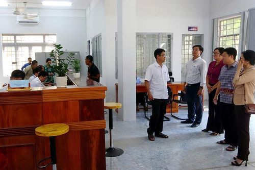 Bí thư Huyện ủy Tri Tôn kiểm tra vận hành thử nghiệm Trung tâm Hành chính công xã Tri Tôn