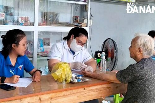 Chăm sóc người cao tuổi sống vui, khỏe và hạnh phúc