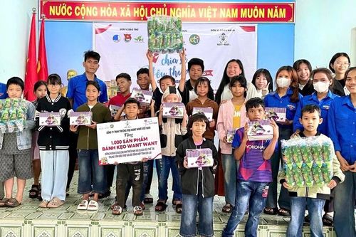 Tặng quà và dạy tiếng Anh cho thiếu nhi ở Trung tâm Bảo trợ Xã hội tổng hợp tỉnh Gia Lai