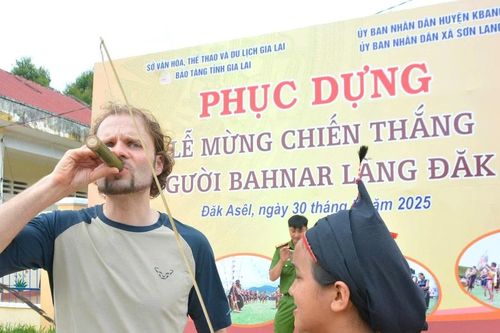 Cách mời rượu độc đáo của người Bahnar làng Đak Asêl