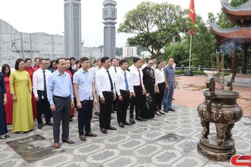 Hội Nhà báo tỉnh dâng hoa, dâng hương Đền thờ Bác Hồ và các Anh hùng liệt sĩ Nhà tù Sơn La