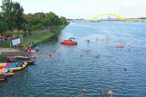 Khách Hà Nội thích thú bơi lội trên sông Hương