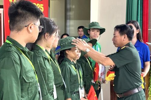 42 em nhỏ 'hóa thân' thành Bộ đội Cụ Hồ