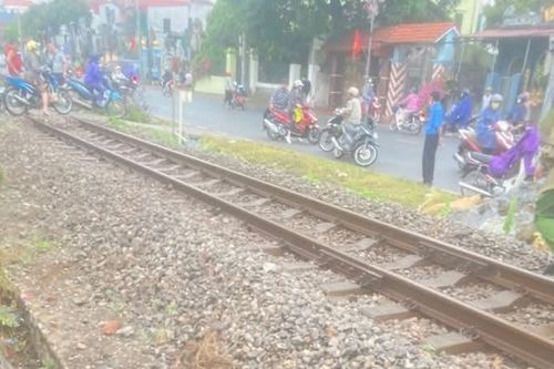 Đi xe đạp điện qua đường ngang, nam thanh niên bị tàu hỏa cán tử vong