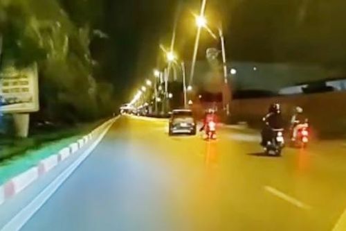 Ô tô con lạng lách, suýt gây họa cho xe máy