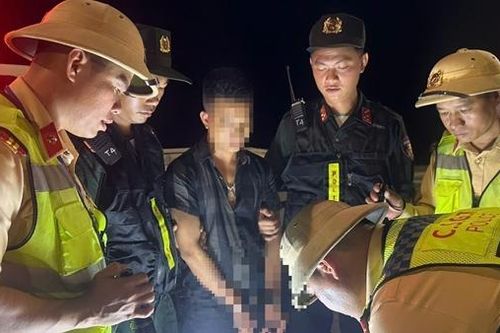 CSGT phát hiện tài xế dương tính ma túy, mang theo hai gói 'bột lạ' trên cao tốc
