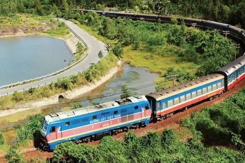Tàu hỏa hút khách nhờ giá vé rẻ hơn máy bay 40%