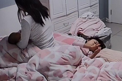 Đoạn video ghi lại cảnh mẹ bỉm đang cho con sơ sinh bú, con gái lớn bất ngờ có hành động gây xúc động