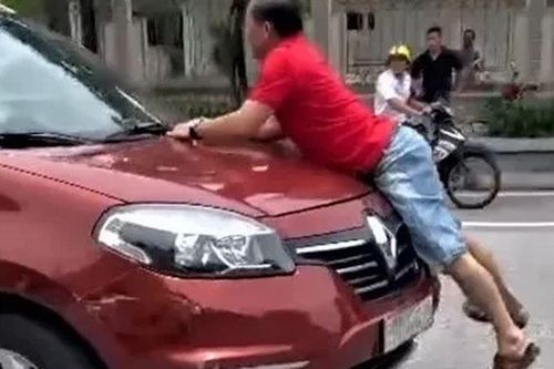 Thông tin bất ngờ vụ người đàn ông bám vào capo ô tô chạy giữa phố
