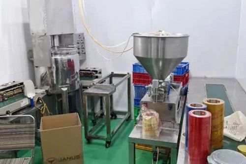 Phát hiện hành động bất thường của người gia công sản phẩm trong kho mỹ phẩm giả 'khủng'