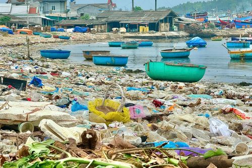 Rác thải tràn ngập gần 300m bờ biển Quảng Ngãi
