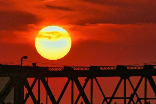 Ngắm hoàng hôn đỏ rực đẹp đến nghẹt thở trên sông Hồng
