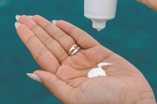 Mặt bỏng, da sạm vì tin kem 'siêu chống nắng' giá 95.000 đồng trên mạng