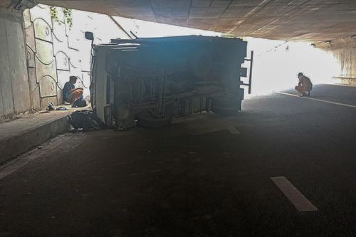 Xe tải biển xanh lật đè 2 xe máy ở cửa ngõ TP.HCM, 2 người bị thương
