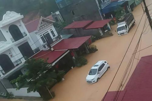 Lạng Sơn hóa biển nước sau cơn mưa lớn, nhiều ô tô mắc kẹt trên đường