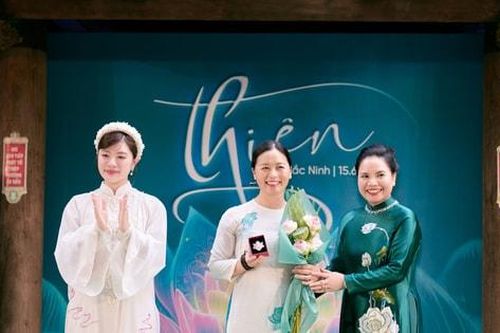 Sao Mai Thu Hằng 10 năm tham gia điều hành Quỹ Hạnh phúc cho mọi người