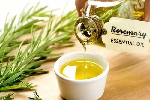 Những lưu ý khi sử dụng tinh dầu hương thảo kích thích mọc tóc