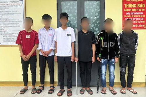 Mang hung khí đi trả thù, nhóm thanh thiếu niên ở Quảng Nam lao vào đánh nhầm người