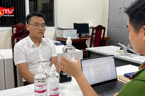 Lộ đường dây sản xuất cồn giả, người đứng đầu là Phó Chủ tịch UBND thị trấn