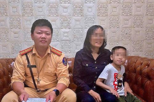 Cảnh sát giao thông hỗ trợ tìm gia đình cho bé trai đi lạc