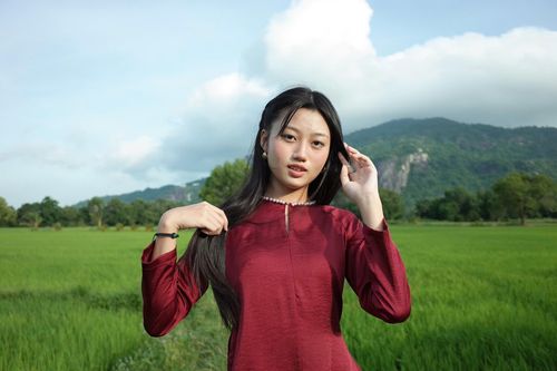 Mai Cát Vi và chị gái buồn vì không đủ tuổi xem phim do mình đóng