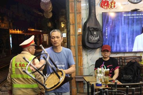 Hà Nội: Du khách bị mời ra khỏi 'phố cà phê đường tàu' để đảm bảo an toàn