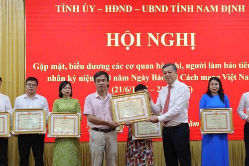 Phóng viên Báo Đại đoàn kết được nhận Bằng khen của Chủ tịch UBND tỉnh Nam Định
