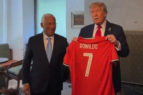 Ông Trump nhận quà từ Ronaldo