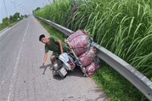 Tài xế taxi chở 180 kg vải giúp người đàn ông bị nổ lốp xe giữa đường