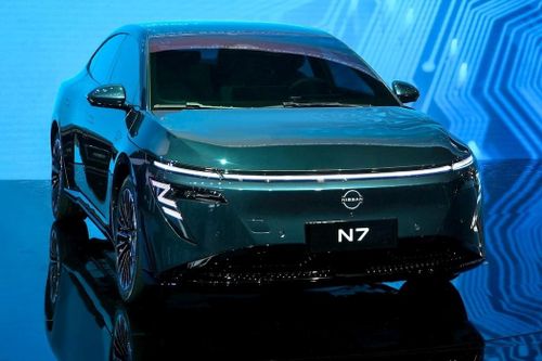 Khách Trung Quốc đổ xô đặt cọc xe điện Nissan