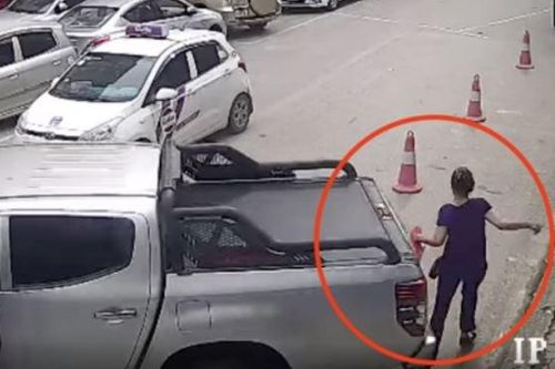 Ôtô bất ngờ lùi, cán qua người phụ nữ đi bộ trong bệnh viện