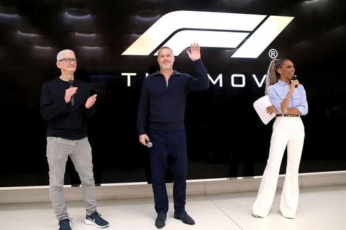 Brad Pitt xuất hiện cùng Tim Cook