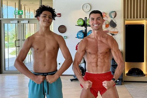 Bức ảnh của cha con Ronaldo viral vì chi tiết lạ