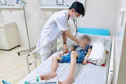 Tưởng chỉ xây xát nhẹ, bé trai bị tổn thương tạng sâu nguy hiểm