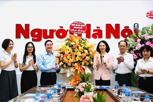 Phó Chủ tịch UBND TP Hà Nội Vũ Thu Hà chúc mừng Tạp chí Người Hà Nội, Báo Lao động Thủ đô