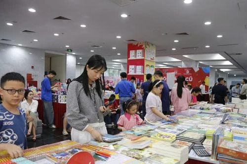 Tưng bừng hội sách chào mừng 100 năm Báo chí Cách mạng Việt Nam