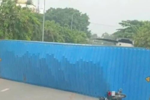 Tai nạn giao thông mới nhất 17/6/2025: xe container đè nát xe máy, nam thanh niên thoát chết
