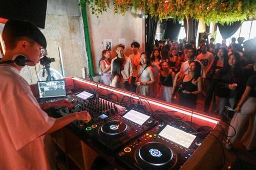 Gen Z bất ngờ tìm thấy thú vui mới ở những 'bữa tiệc tỉnh táo'