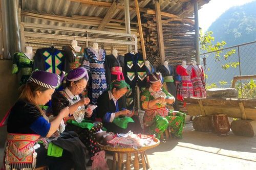 Nghệ nhân người Mông giữ bản sắc thêu Pà Tâu giữa đại ngàn