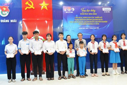 Nguyên Phó Chủ tịch nước Trương Mỹ Hoa trao học bổng cho học sinh có hoàn cảnh khó khăn