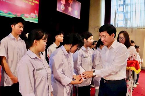 'Tiếp sức' học sinh vùng khó trước kỳ thi tốt nghiệp ở Điện Biên