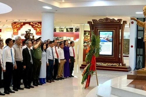 Dâng hoa tri ân Chủ tịch Hồ Chí Minh nhân kỷ niệm 100 năm Ngày Báo chí Cách mạng Việt Nam