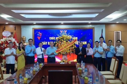 Đoàn công tác Ban Tuyên giáo và Dân vận Trung ương chúc mừng các cơ quan báo chí