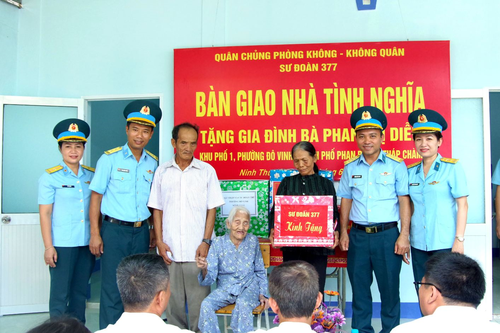 Sư đoàn 377 bàn giao 'Nhà tình nghĩa' cho gia đình có hoàn cảnh khó khăn
