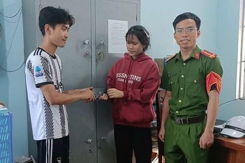 Nữ sinh chăm ngoan!