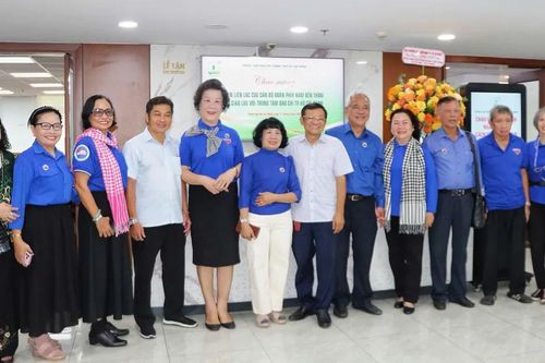 Ban liên lạc cựu cán bộ Đoàn phía Nam thăm Trung tâm Báo chí TPHCM