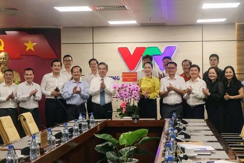 Phó Bí thư Thành ủy TPHCM Nguyễn Phước Lộc chúc mừng các cơ quan báo chí