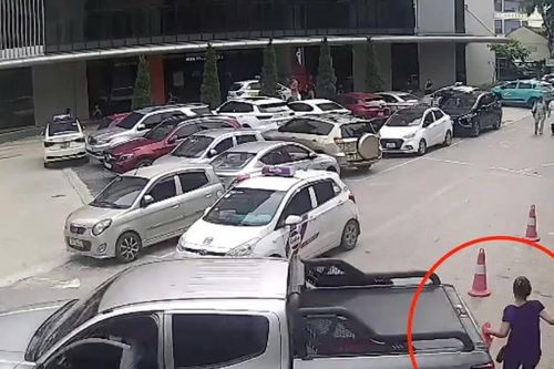 Một bệnh nhân bị xe bán tải lùi chèn qua người trong khuôn viên bệnh viện